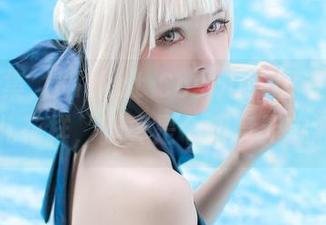 黑丝全集，Kitkat Cosplay又在原图里玩儿花样，腿真是个创意无底洞！